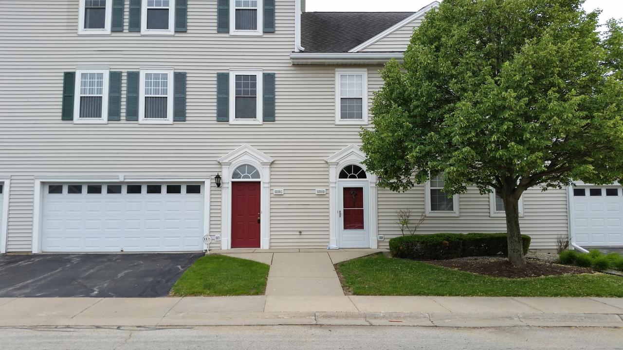 1215 Woodbury Cmn #C, Waukesha, WI 53189