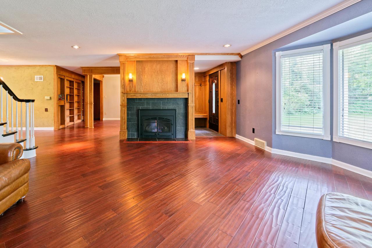 W140N8112 Lilly Rd, Menomonee Falls, WI 53051