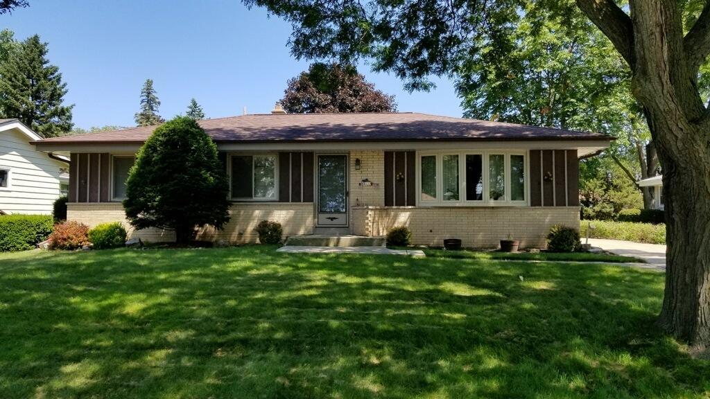 4440 S 50th St, Greenfield, WI 53220