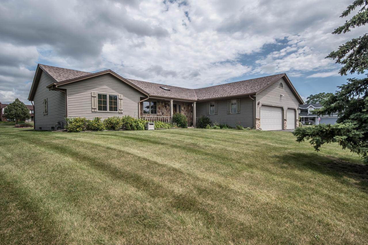 N96W16728 Navajo Dr, Germantown, WI 53022