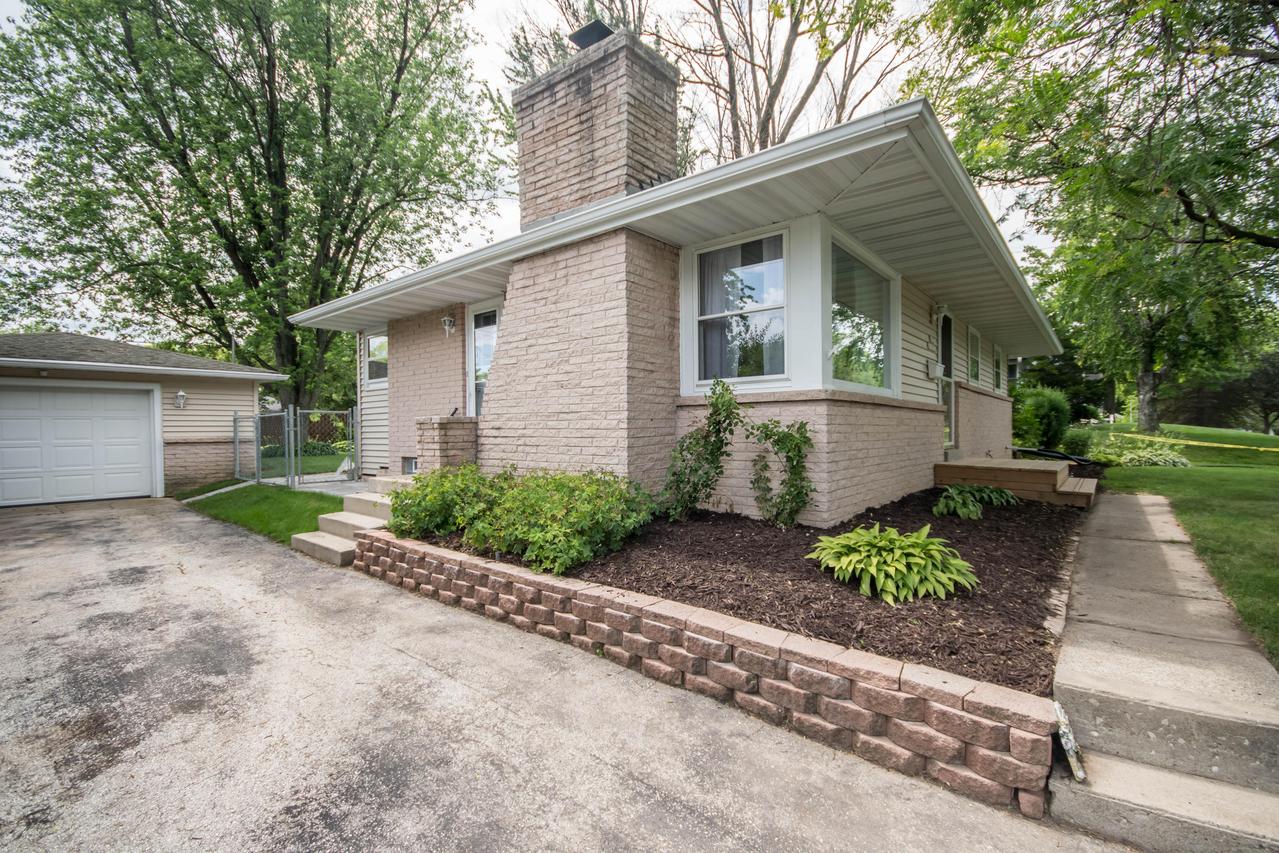 N92W16991 Forest Dr, Menomonee Falls, WI 53051