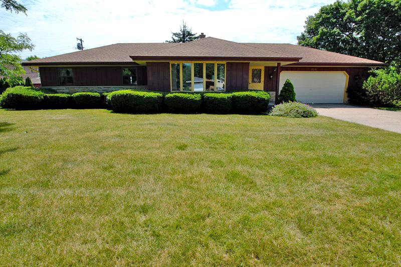 15801 W Churchview Dr., New Berlin, WI 53151