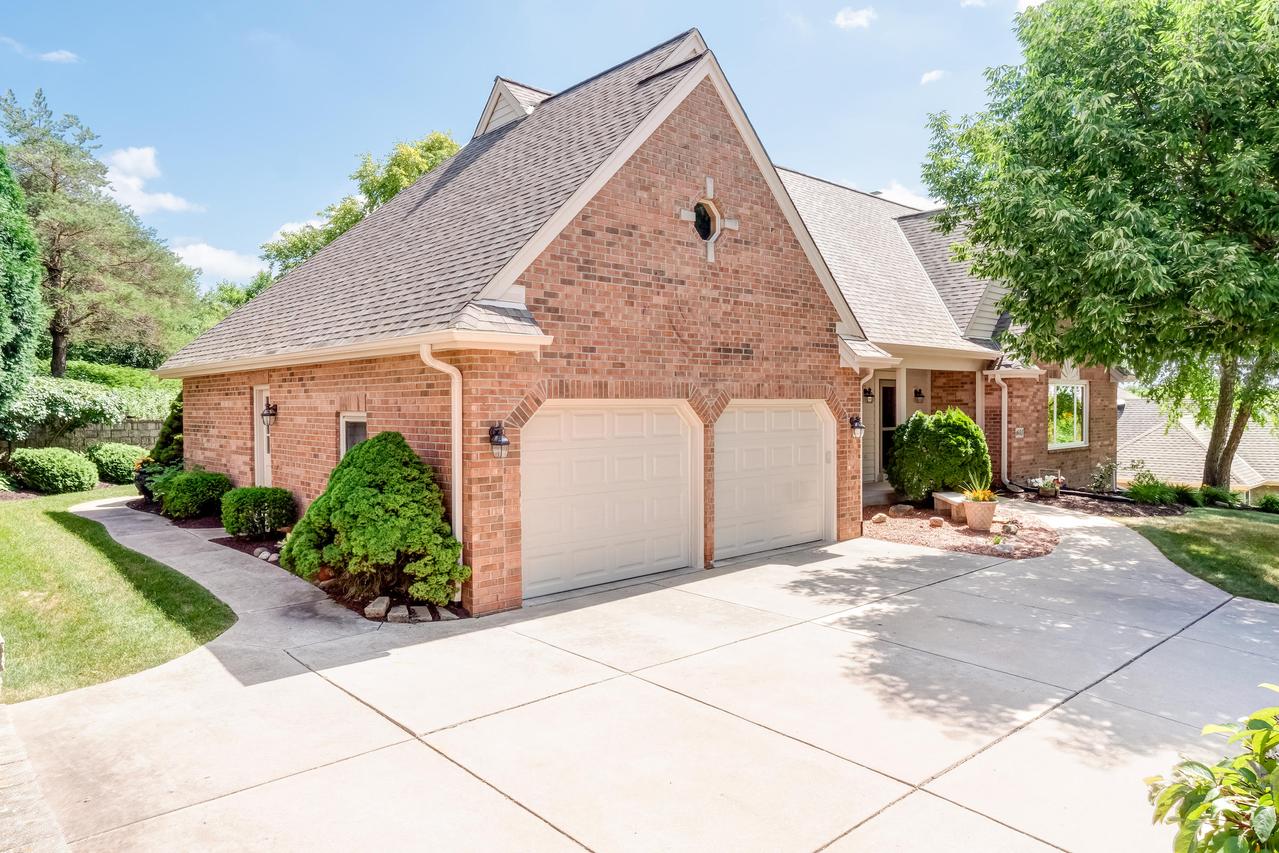 1645 Legend Hill, Waukesha, WI 53189