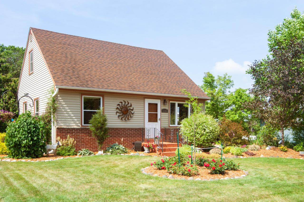 332 Parkfield Dr., West Bend, WI 53095