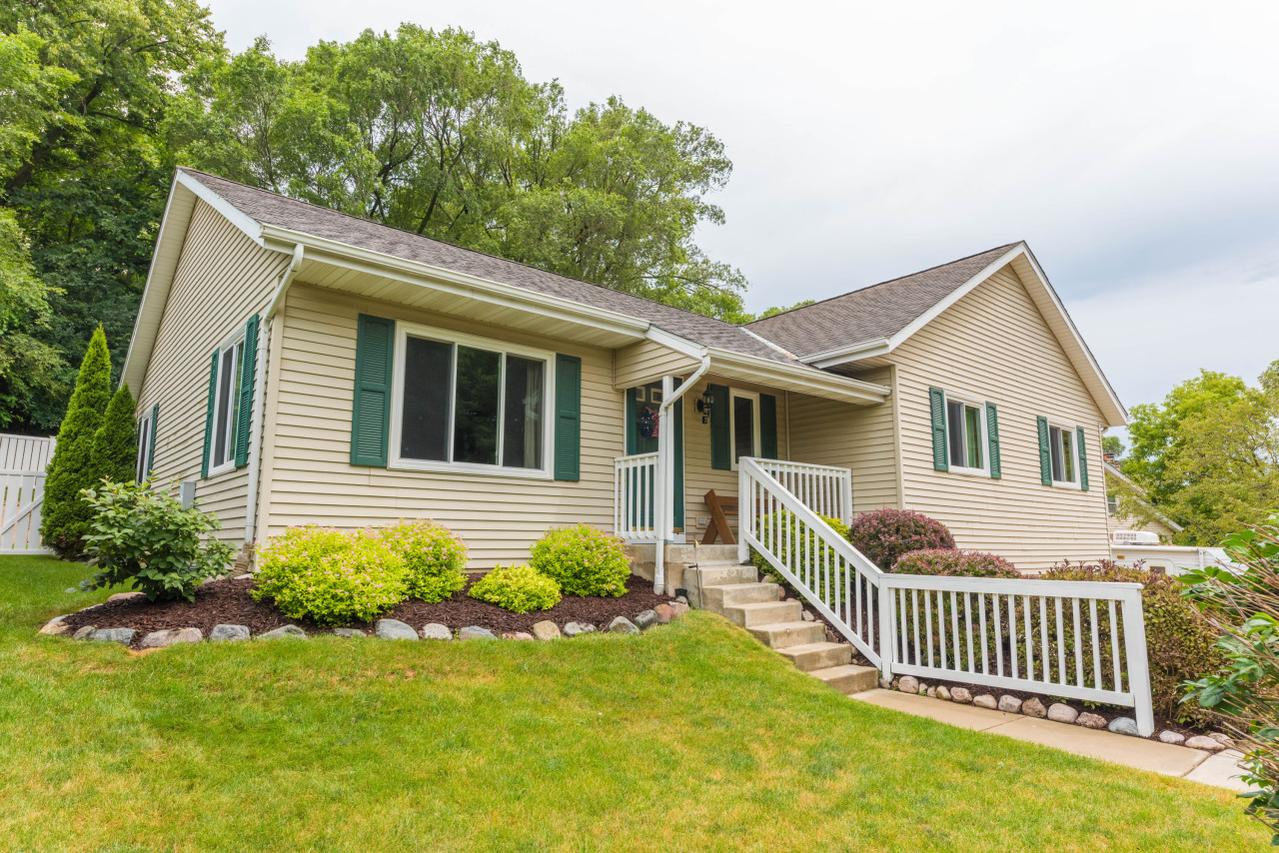 1420 Highlandview Dr, West Bend, WI 53095