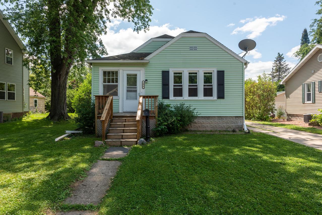 296 Ledgeview Ave, Fond Du Lac, WI 54935