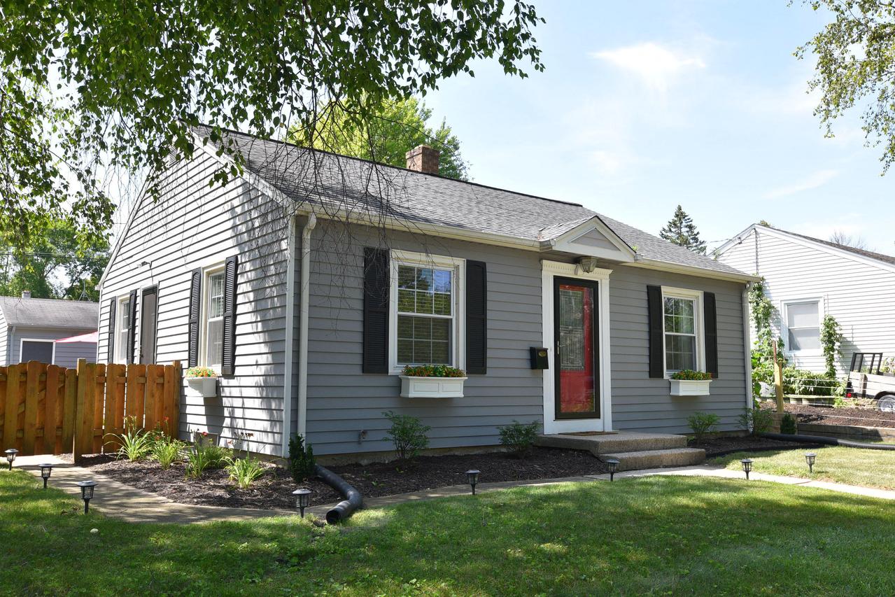 W62N369 Hanover Ave, Cedarburg, WI 53012