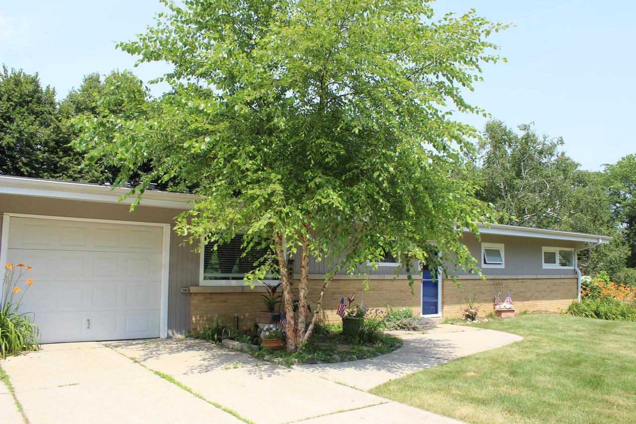 855 Anthony Ln., Brookfield, WI 53045