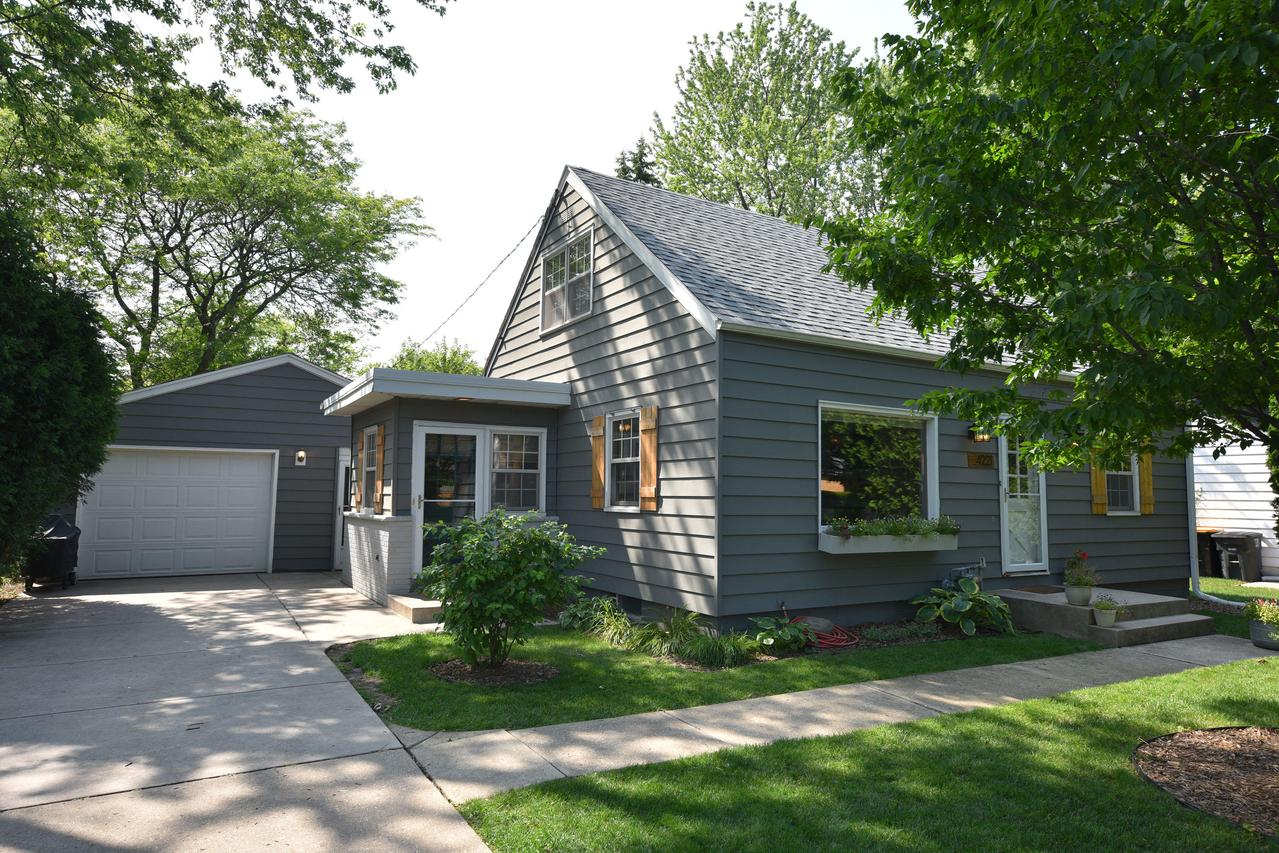 4221 N 94th St, Wauwatosa, WI 53222