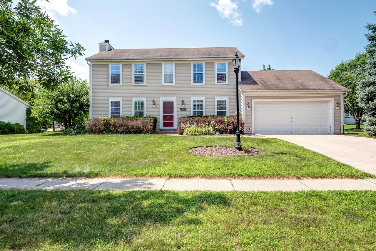 1075 Turnberry Dr, Pewaukee, WI 53072