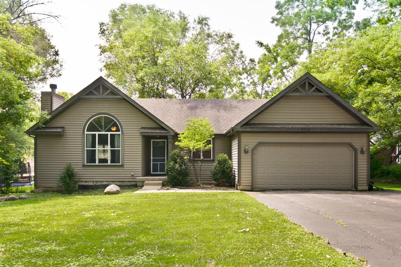 27321 93rd St, Salem Lakes, WI 53168