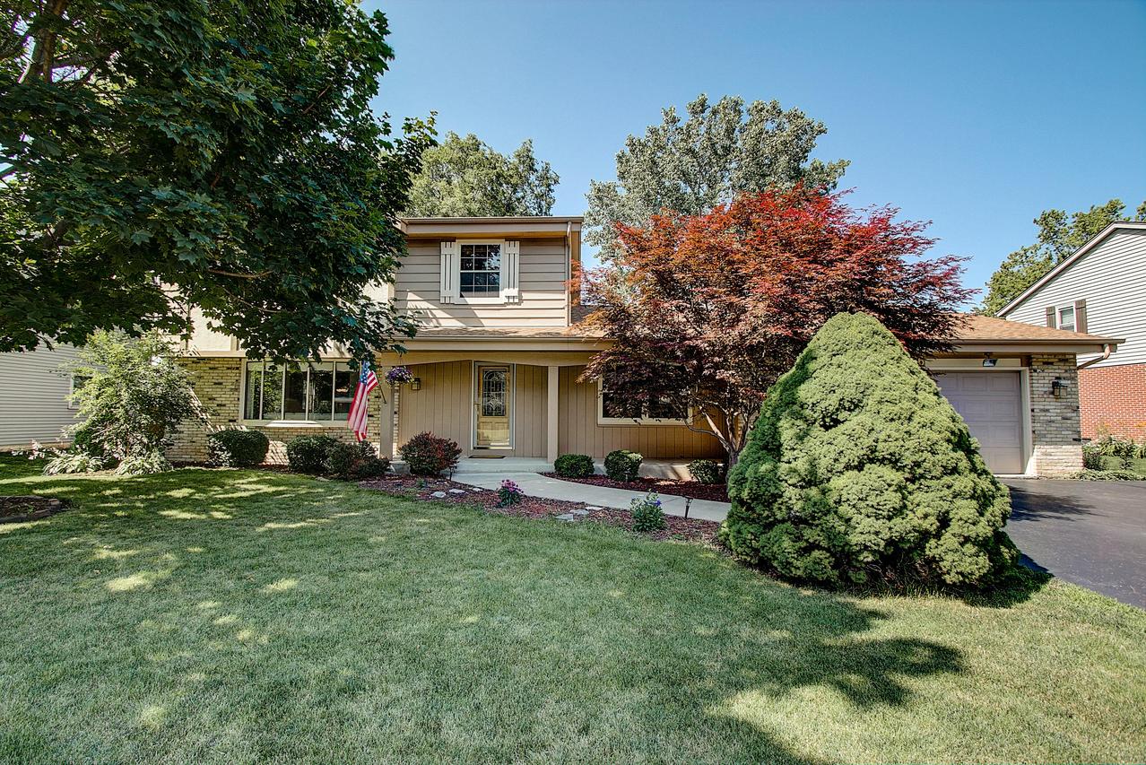1606 Secretariat Ln, Caledonia, WI 53402