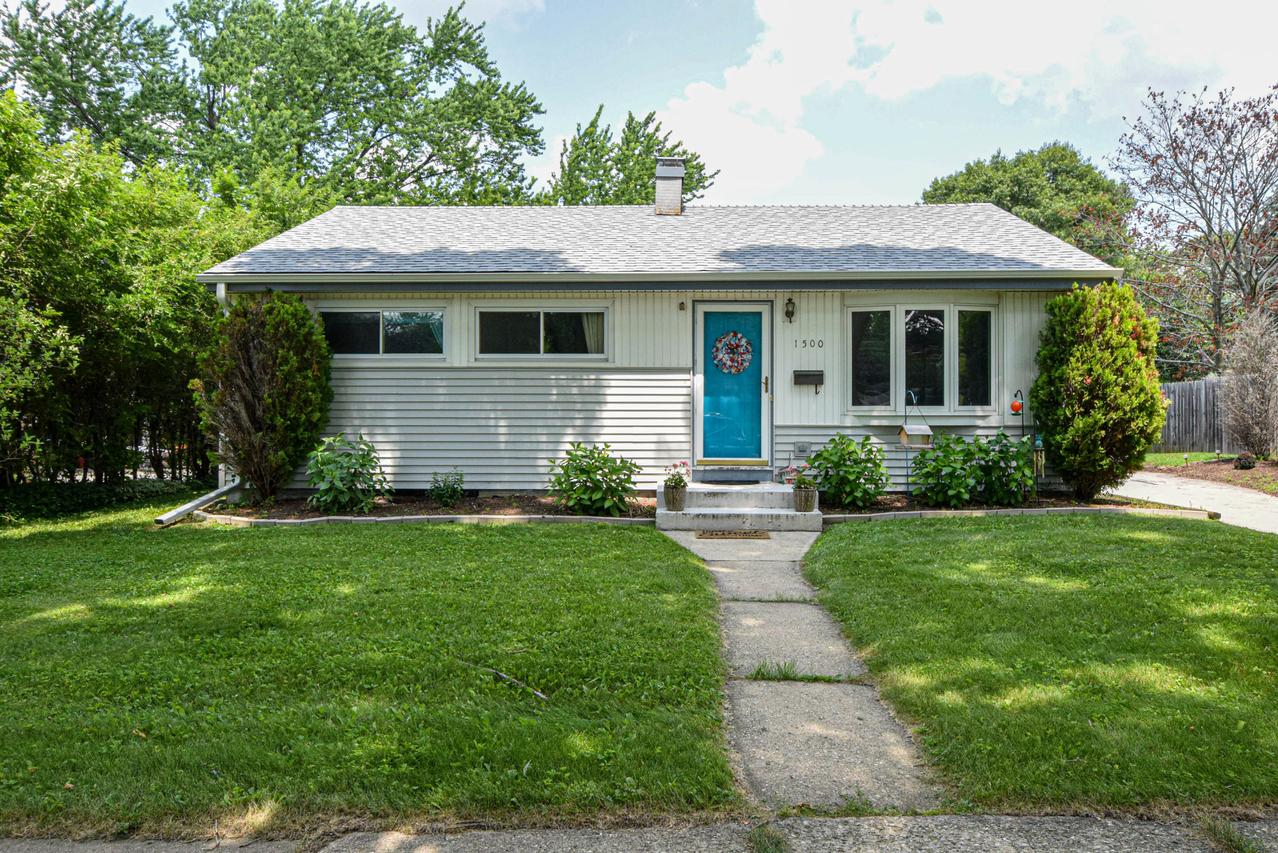 1500 Aldoro Dr, Waukesha, WI 53188