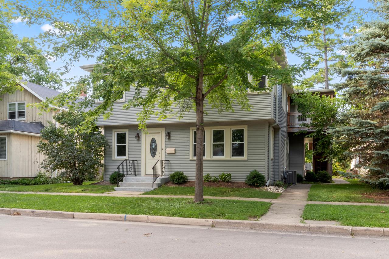 1233 Pleasant St, Lake Geneva, WI 53147