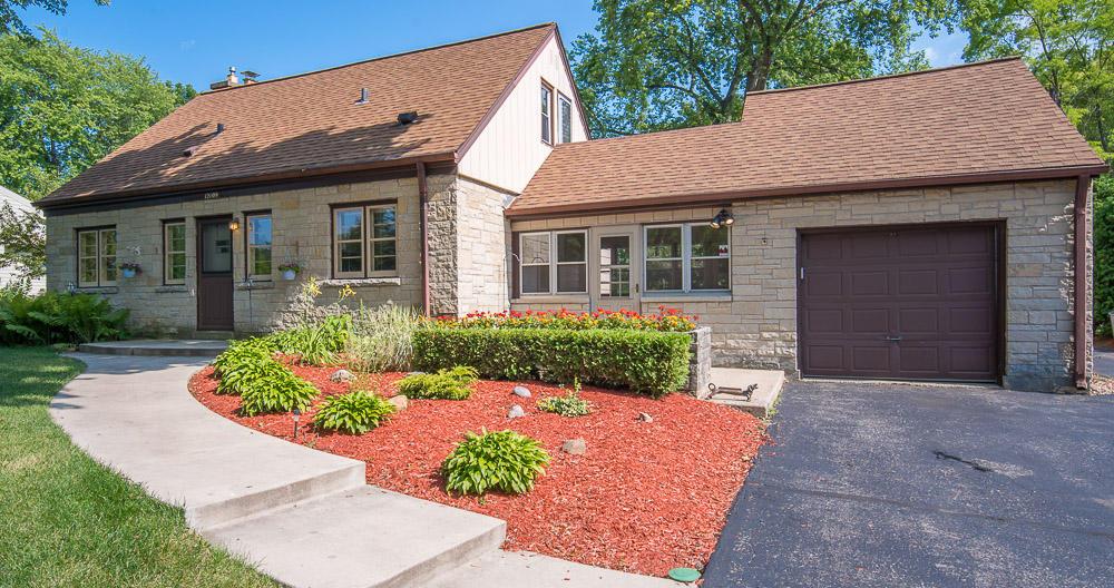 12109 W Underwood Pkwy., Wauwatosa, WI 53226