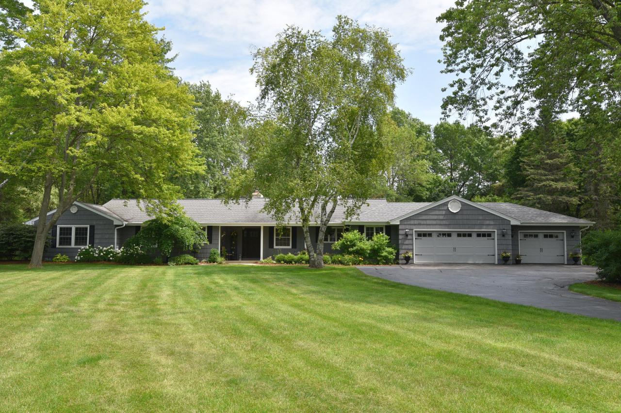 11704 N Pinehurst Cir, Mequon, WI 53092