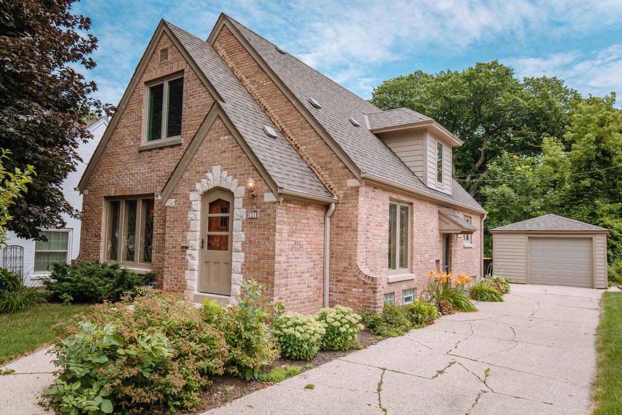 1218 N 86th St., Wauwatosa, WI 53226