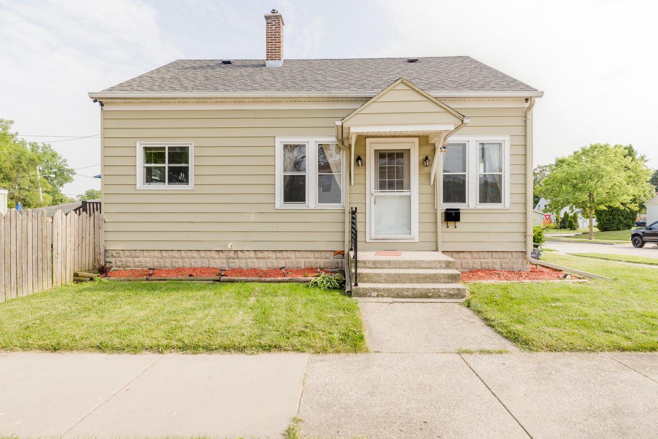 4325 17th St, Racine, WI 53405