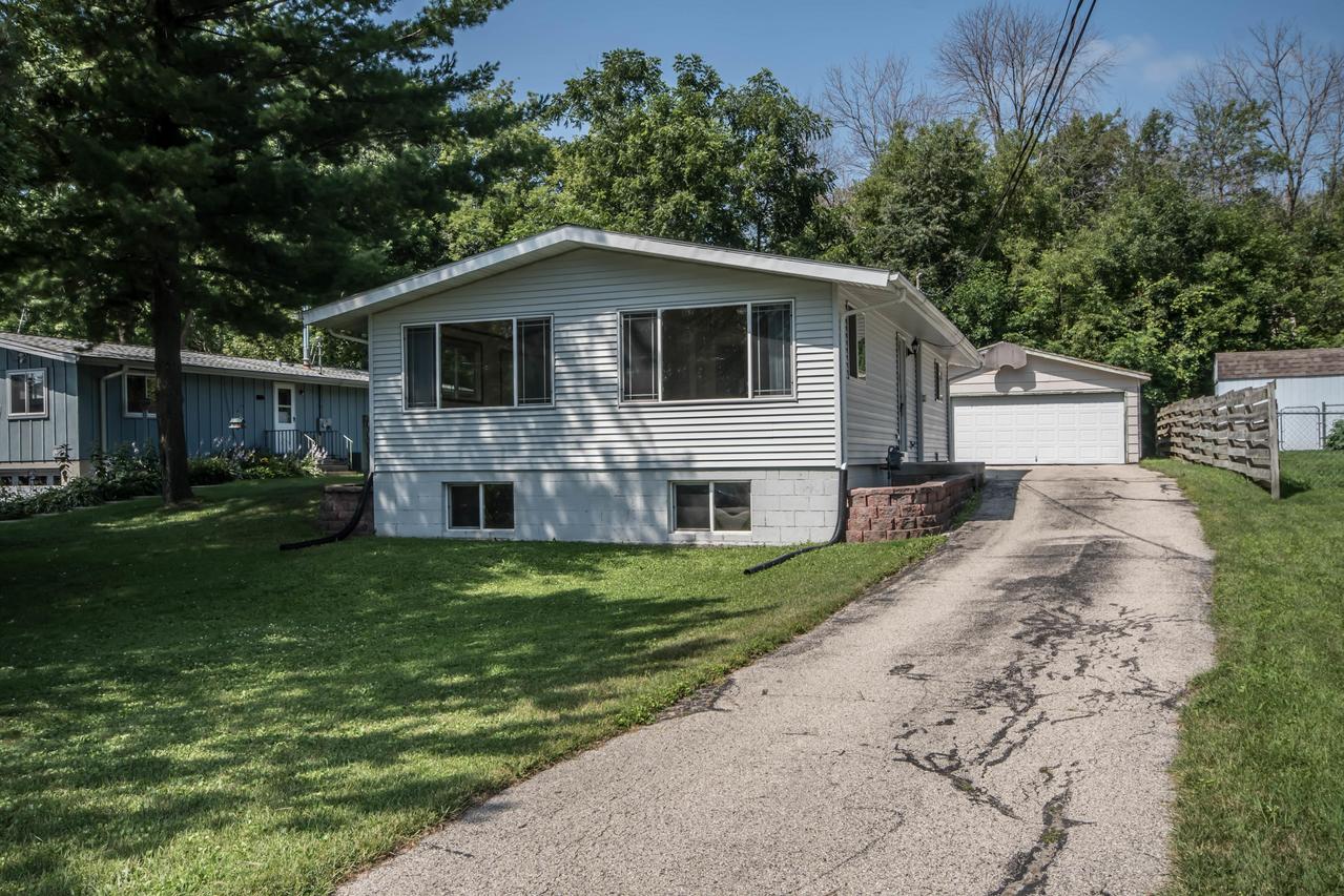 3351 Lake Dr, Hartford, WI 53027