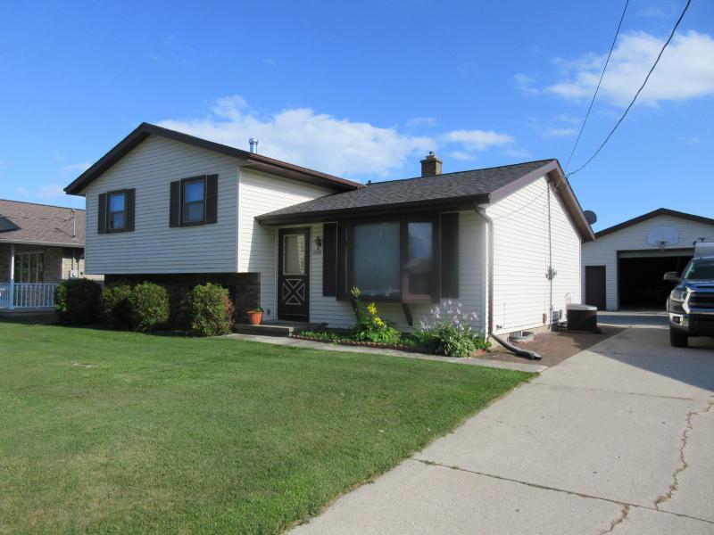 2419 Grand Ave., Manitowoc, WI 54220
