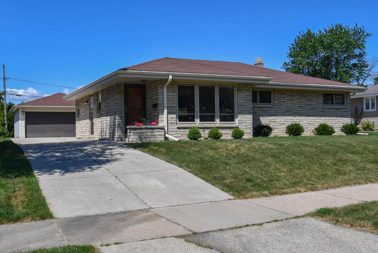 5735 S Elaine Ave, Cudahy, WI 53110