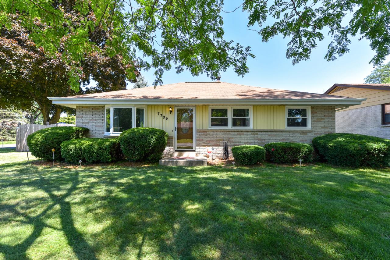 7792 N Fairway Pl, Milwaukee, WI 53223