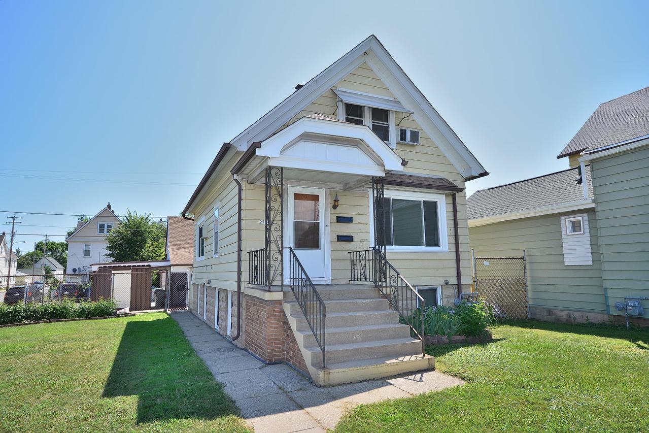 2704 S 13th St #2700, Milwaukee, WI 53215
