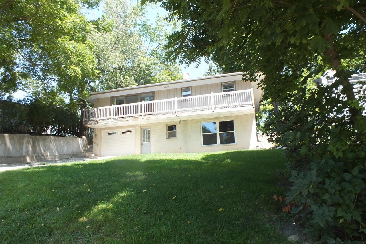 34000 Lagoon Dr, Burlington, WI 53105