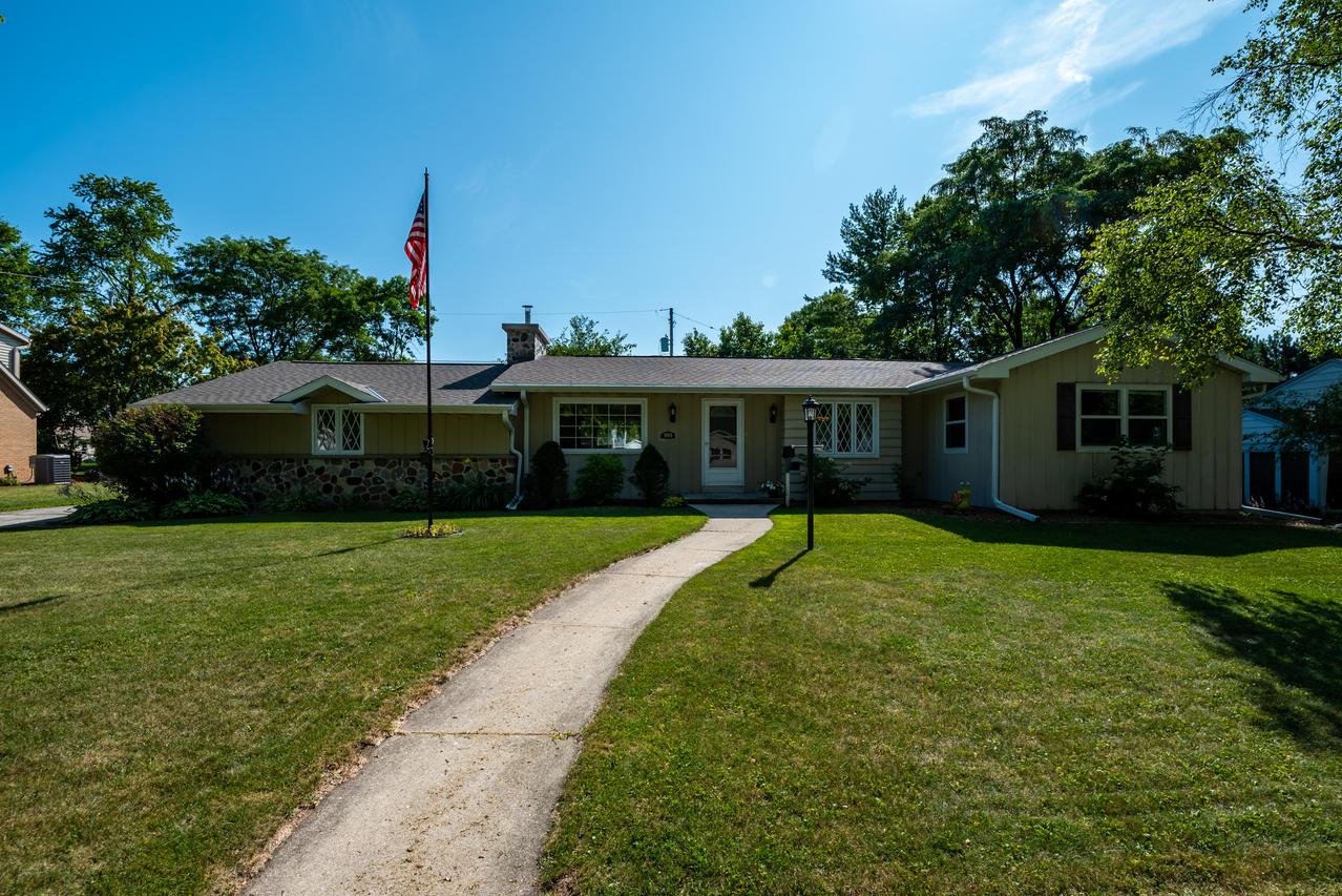 1009 Sunset Dr, West Bend, WI 53095