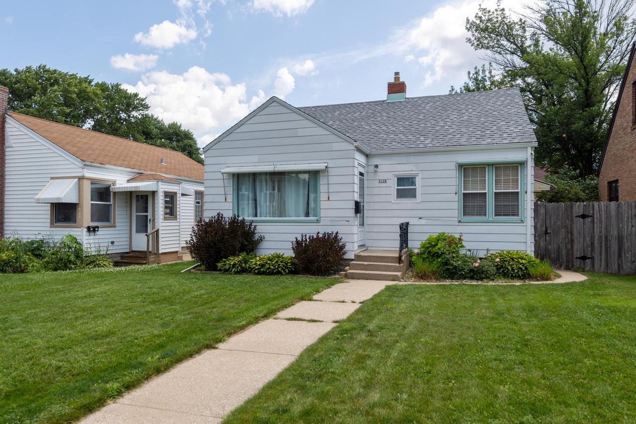 2126 S 88th St, West Allis, WI 53227