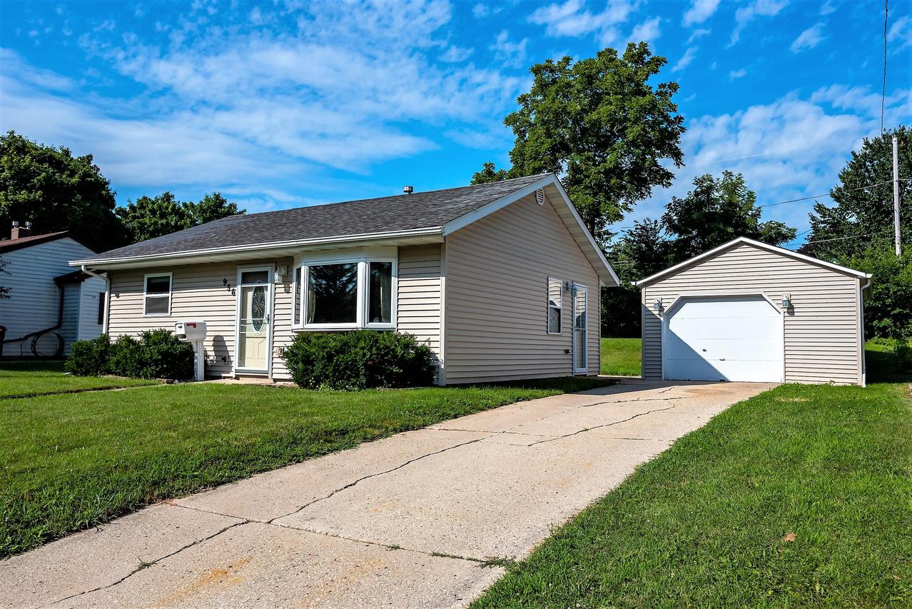 956 Birchwood Dr, West Bend, WI 53095