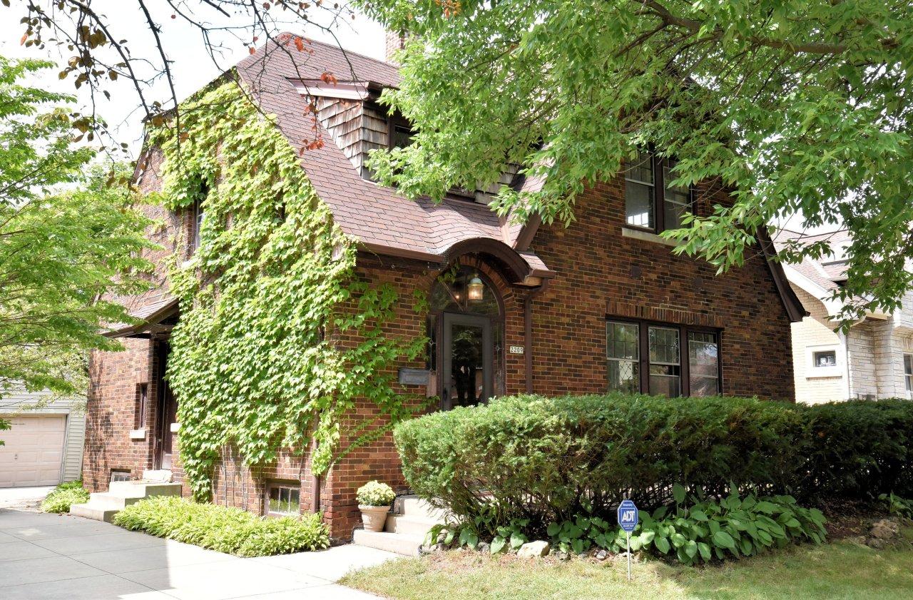 2209 N 60th St, Wauwatosa, WI 53208