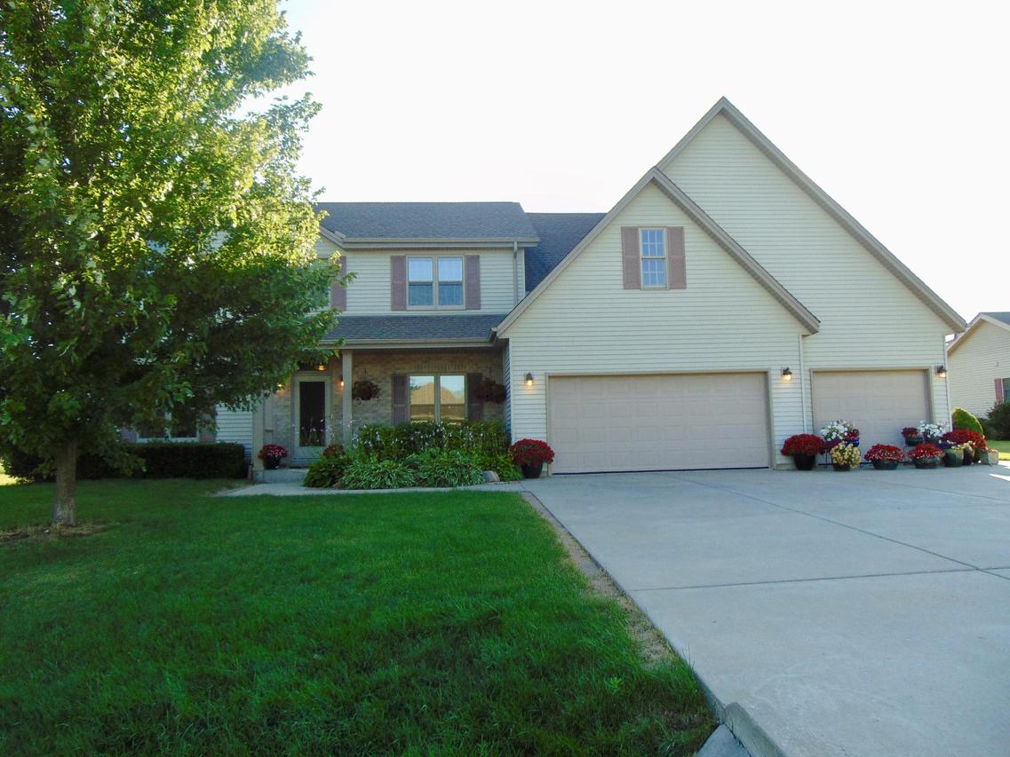 8851 S Clover Cir, Oak Creek, WI 53154
