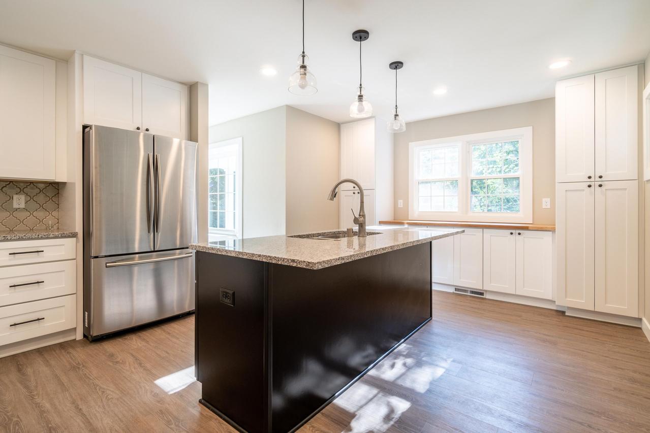 1334 N 124th St, Wauwatosa, WI 53226