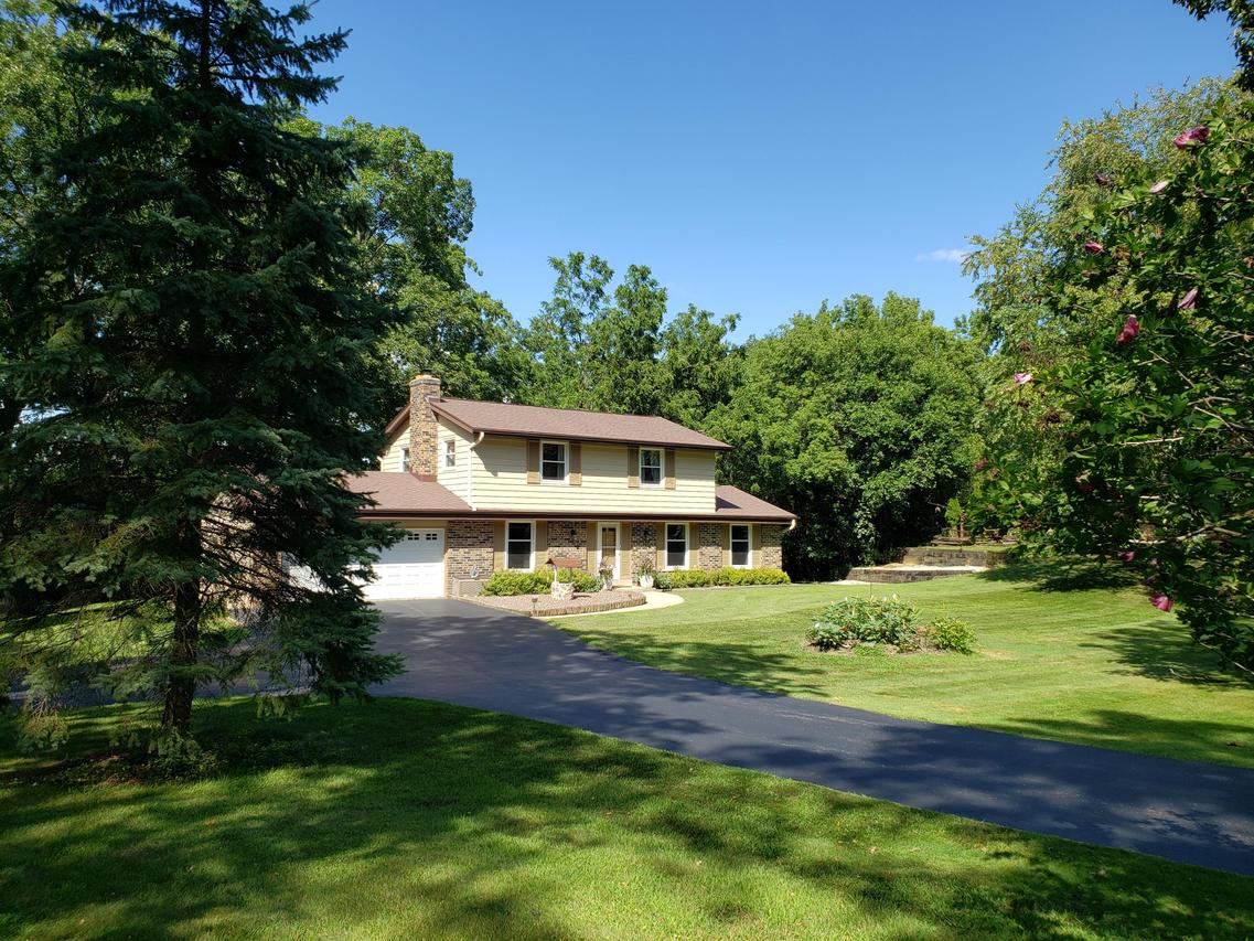 N17W27348 Lakefield Dr, Pewaukee, WI 53072