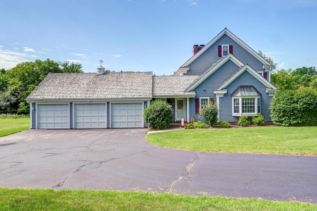 N10W29887 St James Ct, Delafield, WI 53188