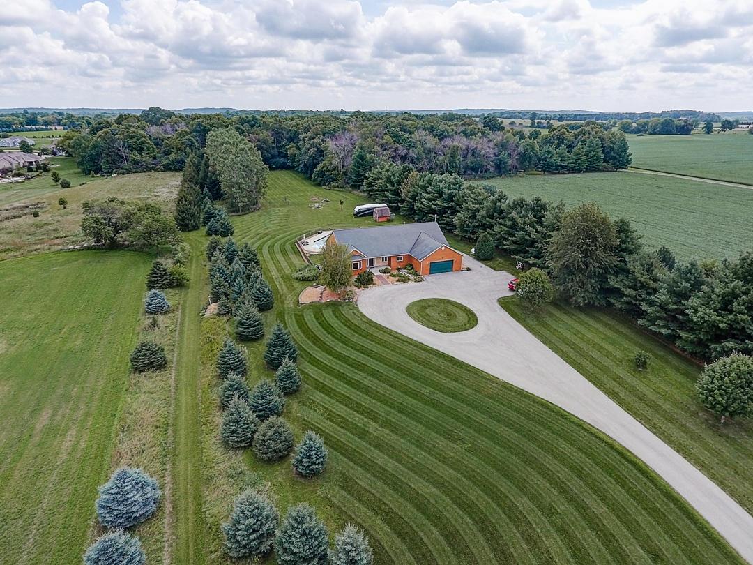 W334N8400 Stone Bank Rd, Merton, WI 53066