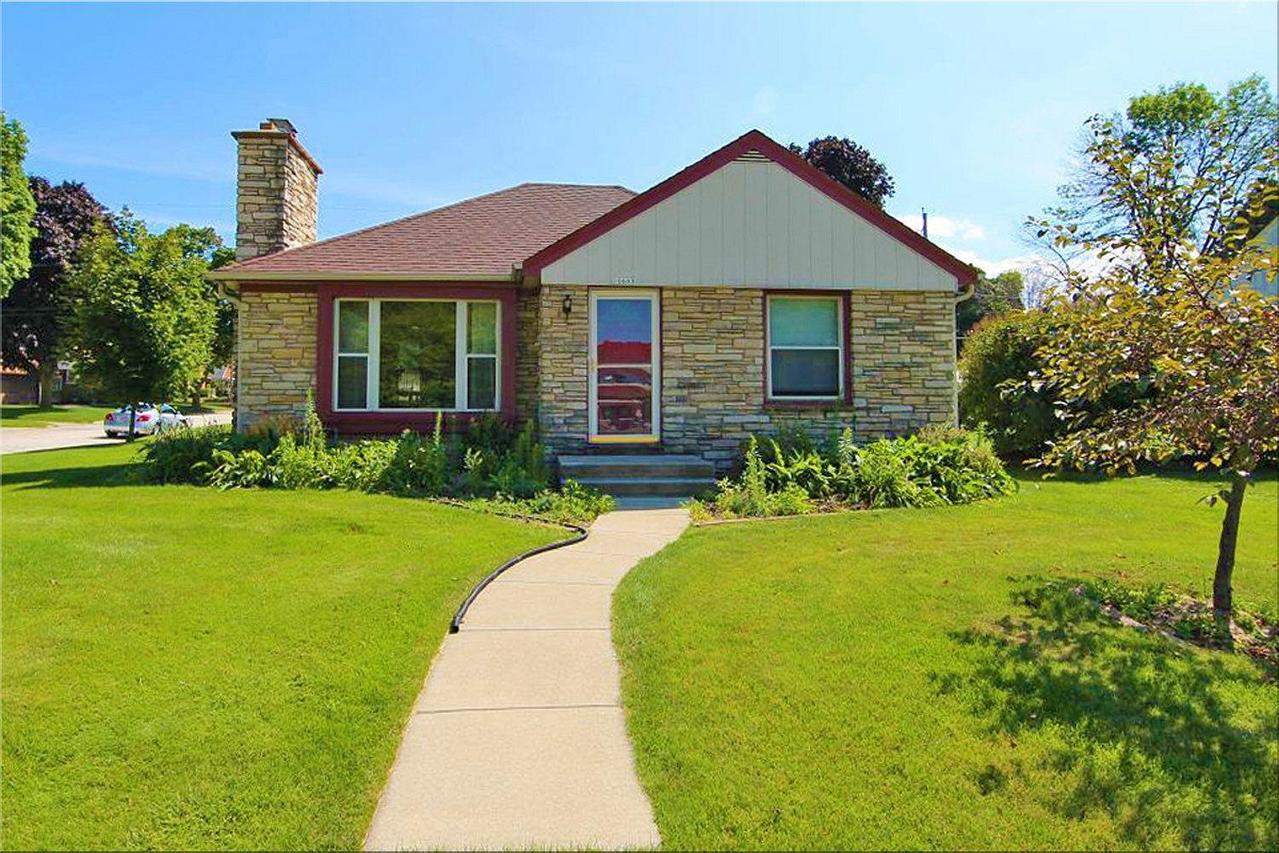 10603 W Wisconsin Ave, Wauwatosa, WI 53226