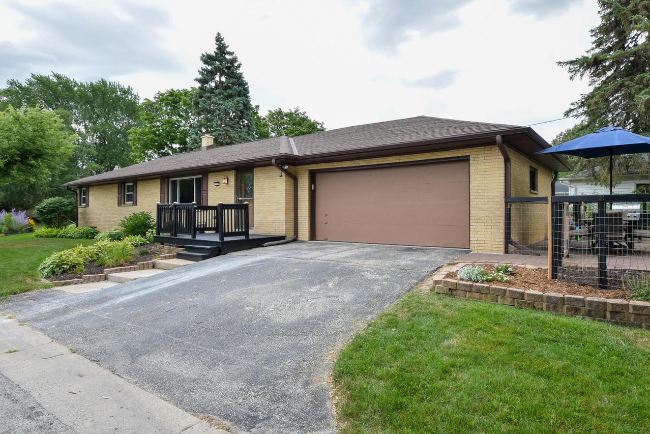 9707 W Fiebrantz Ave, Wauwatosa, WI 53222