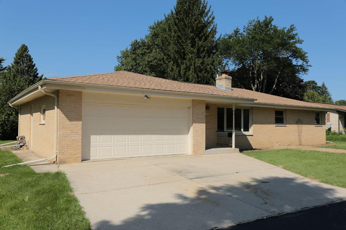 5289 S 100th St, Hales Corners, WI 53130