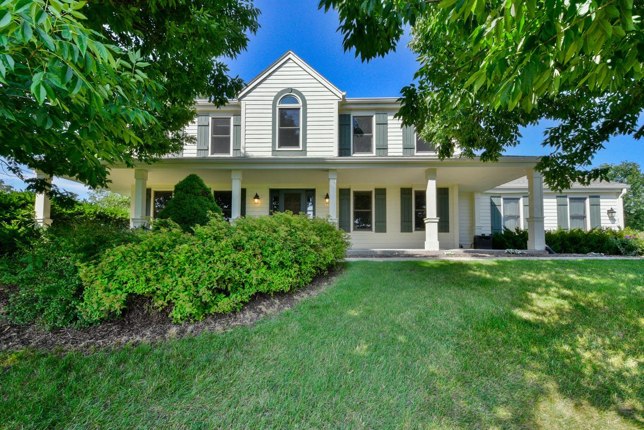 S78W29800 Crossgate Dr, Mukwonago, WI 53149