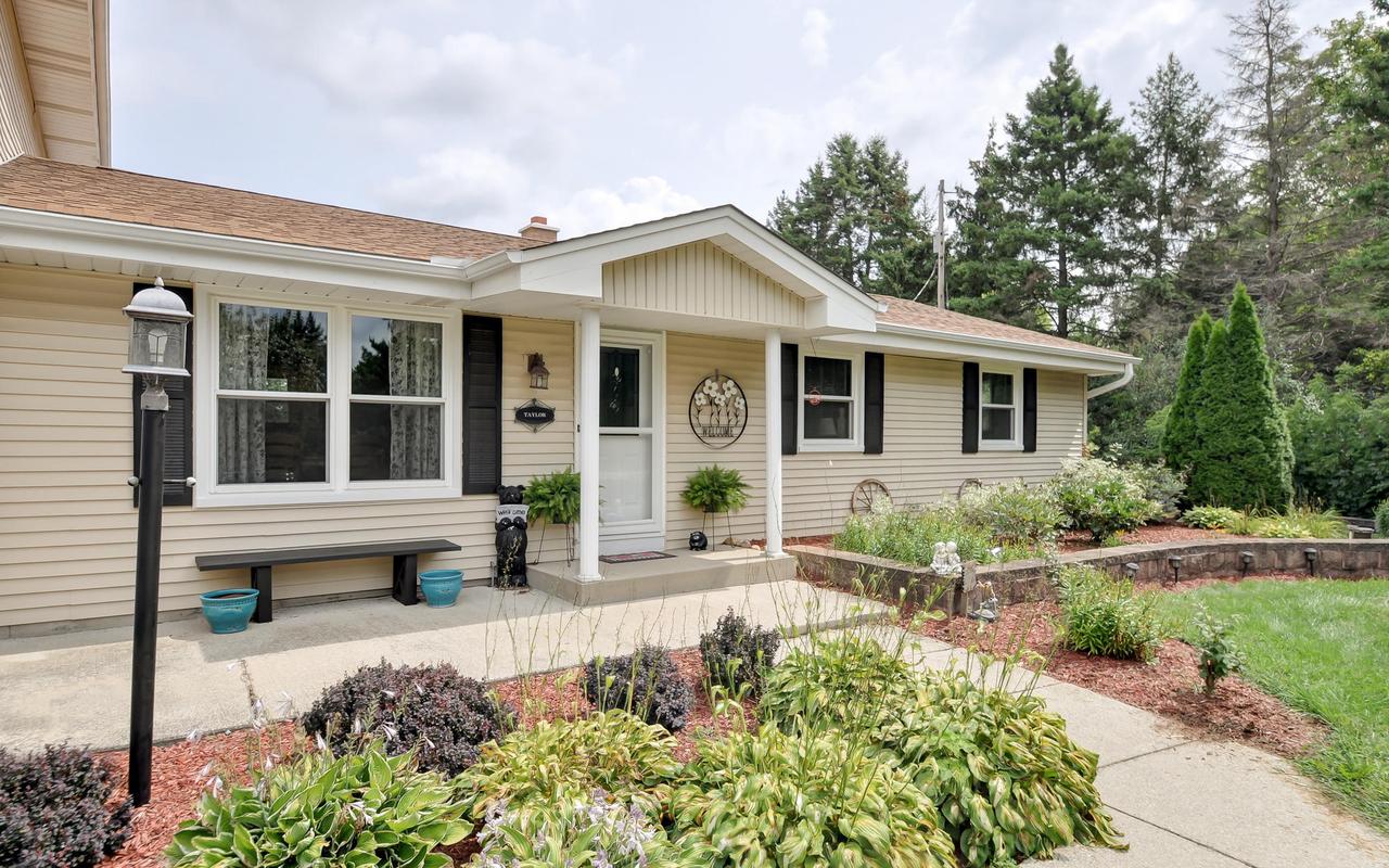 S76W33036 Horseshoe Dr., Mukwonago, WI 53149
