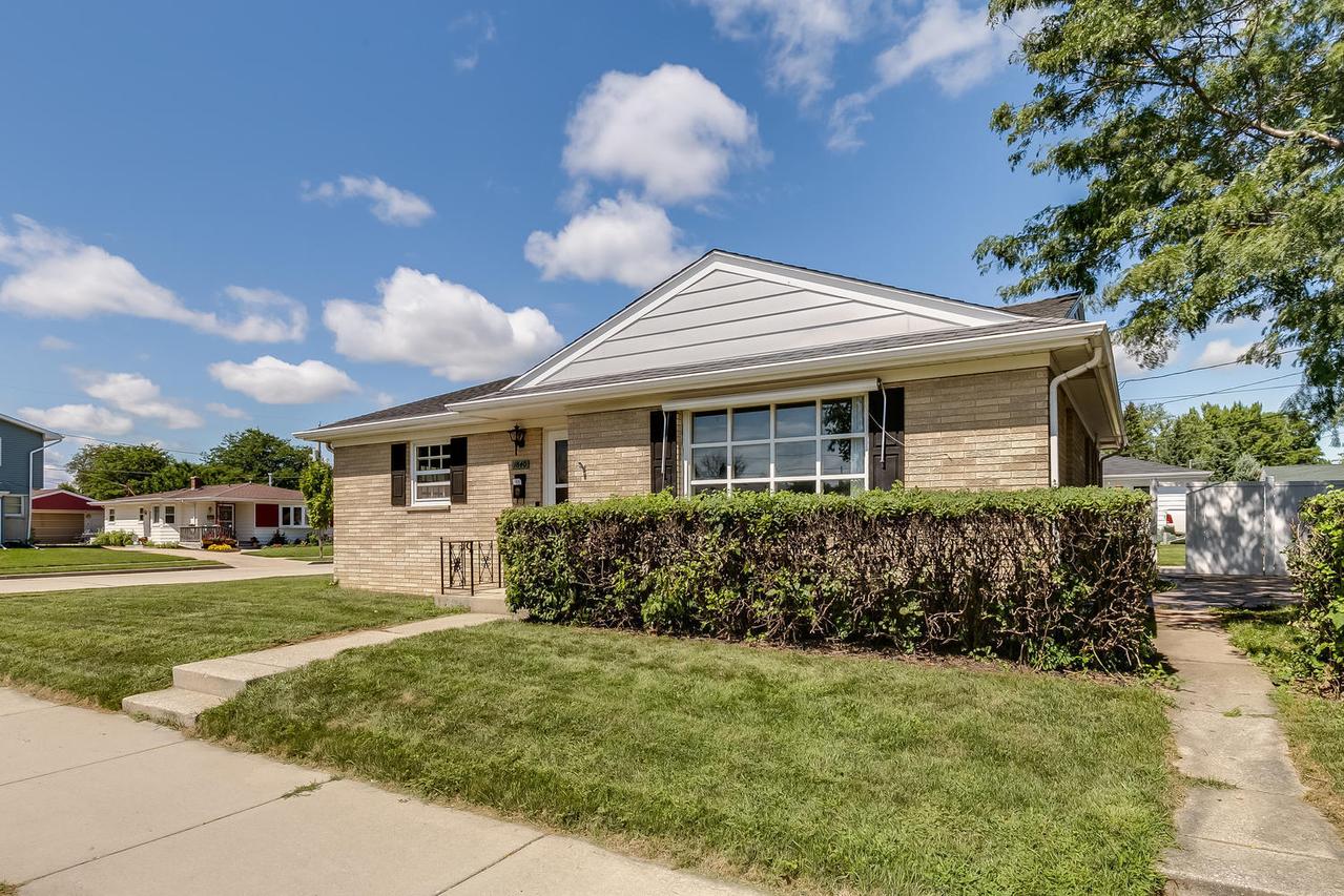1840 Jupiter Ave, Racine, WI 53404