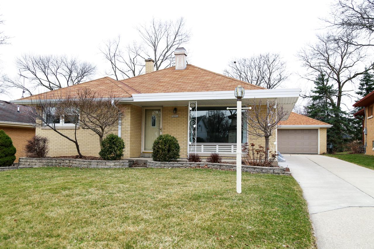 10206 W Nash St, Wauwatosa, WI 53222
