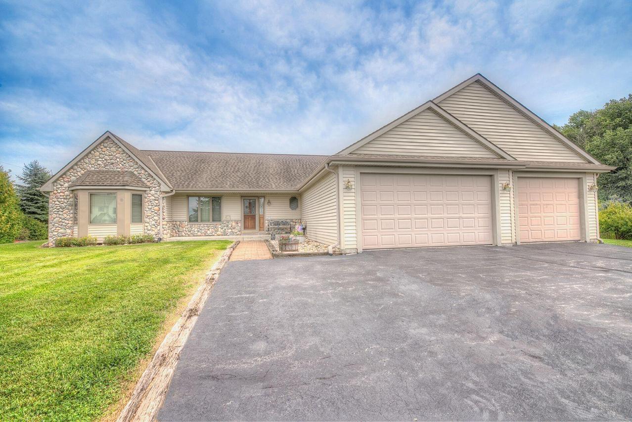 N77W27801 Garnet Ct, Lisbon, WI 53029