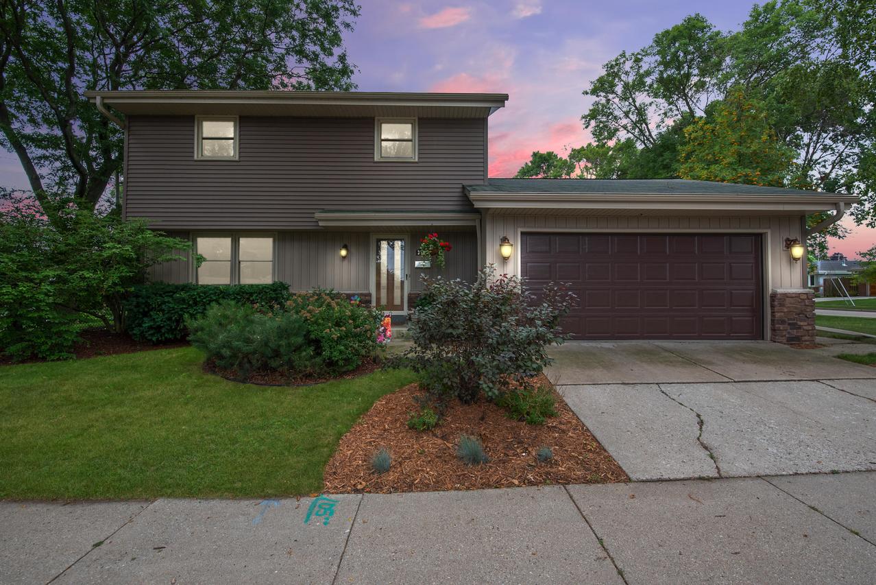 3515 E Van Beck Ave, Saint Francis, WI 53235