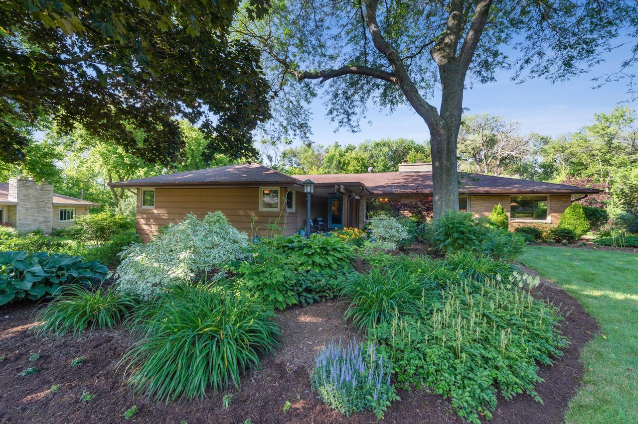 155 W Bergen Dr., Fox Point, WI 53217