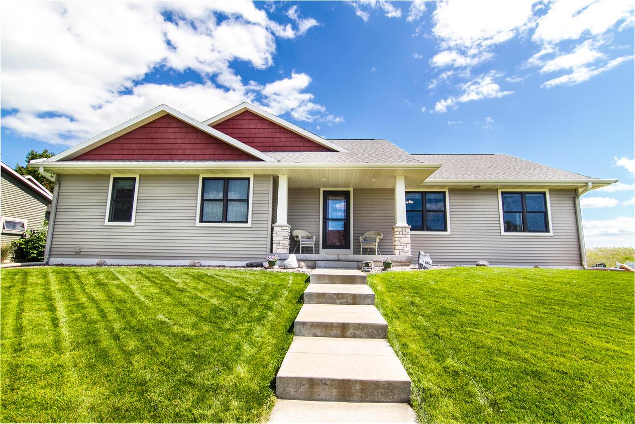 905 Pioneer Dr, Holmen, WI 54636