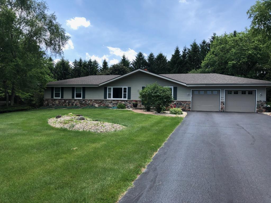 W217N4717 Greenhill Ct., Pewaukee, WI 53072