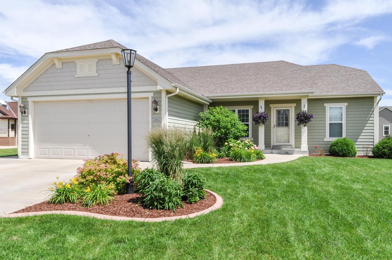 2802 Oakmont Dr, East Troy, WI 53120